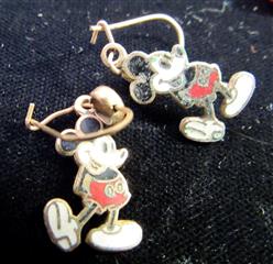VINTAGE LOT OF WALT DISNEY MICKEY MOUSE WATCHES, EARRIINGS & FIGURE 